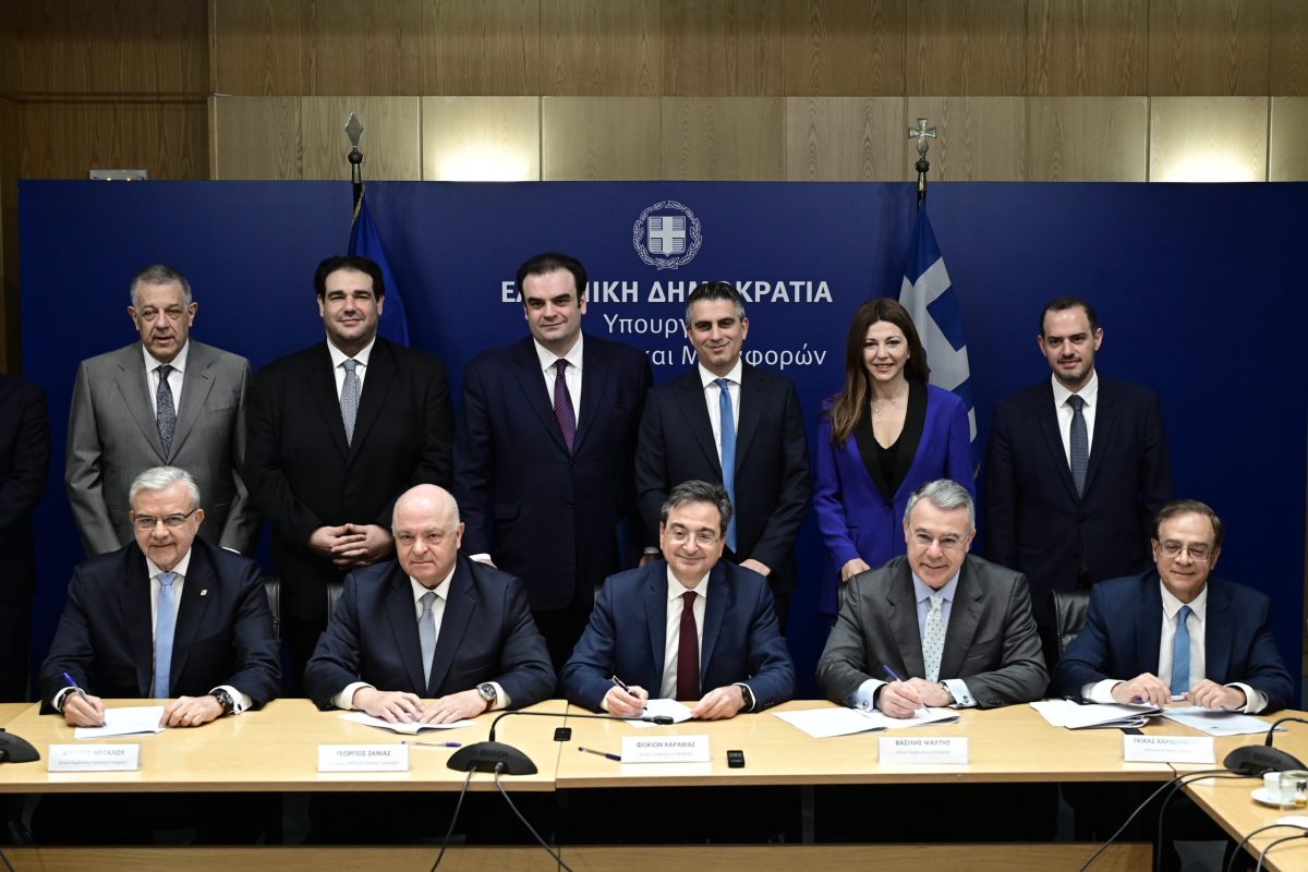 [386845] ΥΠΟΓΡΑΦΗ ΤΗΣ ΣΥΜΒΑΣΗΣ ΓΙΑ ΤΗΝ ΔΕΥΤΕΡΗ ΦΑΣΗ ΤΟΥ ΠΡΟΓΡΑΜΜΑΤΟΣ ΑΝΑΚΑΙΝΙΣΗΣ ΣΧΟΛΙΚΩΝ ΚΤΗΡΙΩΝ "ΜΑΡΙΕΤΤΑ ΓΙΑΝΝΑΚΟΥ"  (ΜΙΧΑΛΗΣ ΚΑΡΑΓΙΑΝΝΗΣ/EUROKINISSI)