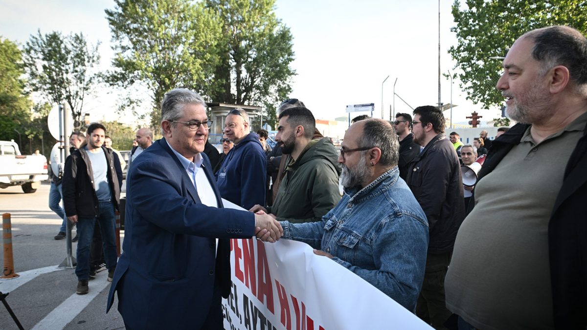 ΣΥΝΑΝΤΗΣΗ ΤΟΥ ΓΓ ΤΟΥ ΚΚΕ ΔΗΜΗΤΡΗ ΚΟΥΤΣΟΥΜΠΑ ΜΕ ΤΟΥΣ ΕΡΓΟΛΑΒΙΚΟΥΣ ΕΡΓΑΖΟΜΕΝΟΥΣ ΣΤΑ ΕΛΠΕ  (ΓΡΑΦΕΙΟ ΤΥΠΟΥ ΚΚΕ/EUROKINISSI)