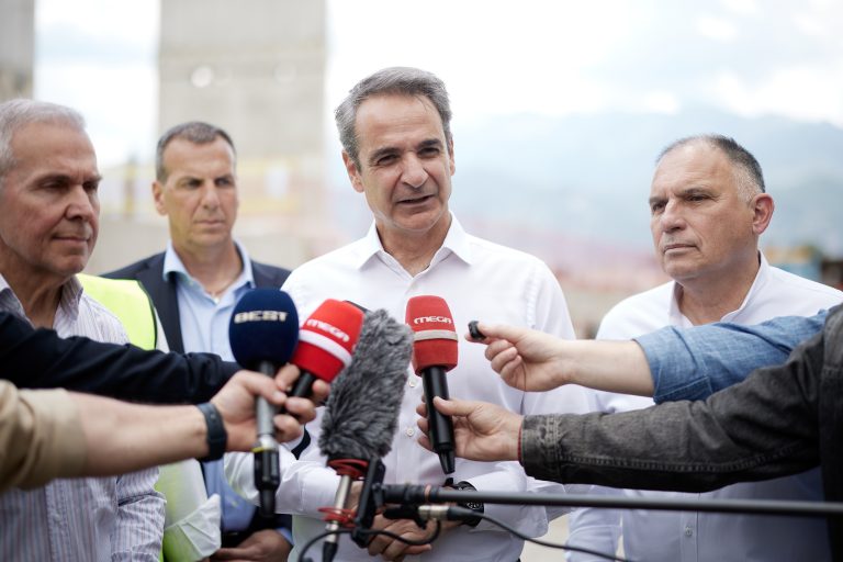 Μητσοτάκης από τη Σπάρτη: Τοξικότητα, οικονομία και νοσηλευτές στα βαρέα και ανθυγιεινά 🏛️