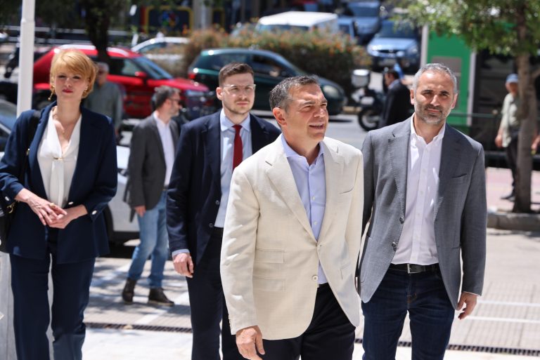 [387340] ΚΑΤΑΘΕΣΗ ΑΠΟ ΤΟΝ ΑΛΕΞΗ ΤΣΙΠΡΑ ΣΤΟΝ ΑΡΕΙΟ ΠΑΓΟ ΤΗΣ ΙΔΡΥΤΙΚΗΣ ΔΙΑΚΗΡΥΞΗΣ ΚΑΙ ΤΩΝ ΥΠΟΓΡΑΦΩΝ ΤΟΥ ΝΕΟΥ ΚΟΜΜΑΤΟΣ "ΕΛΛΗΝΙΚΗ ΑΡΙΣΤΕΡΗ ΣΥΜΠΑΡΑΤΑΞΗ" (ΕΛΑΣ)  (ΓΙΑΝΝΗΣ ΠΑΝΑΓΟΠΟΥΛΟΣ / EUROKINISSI)