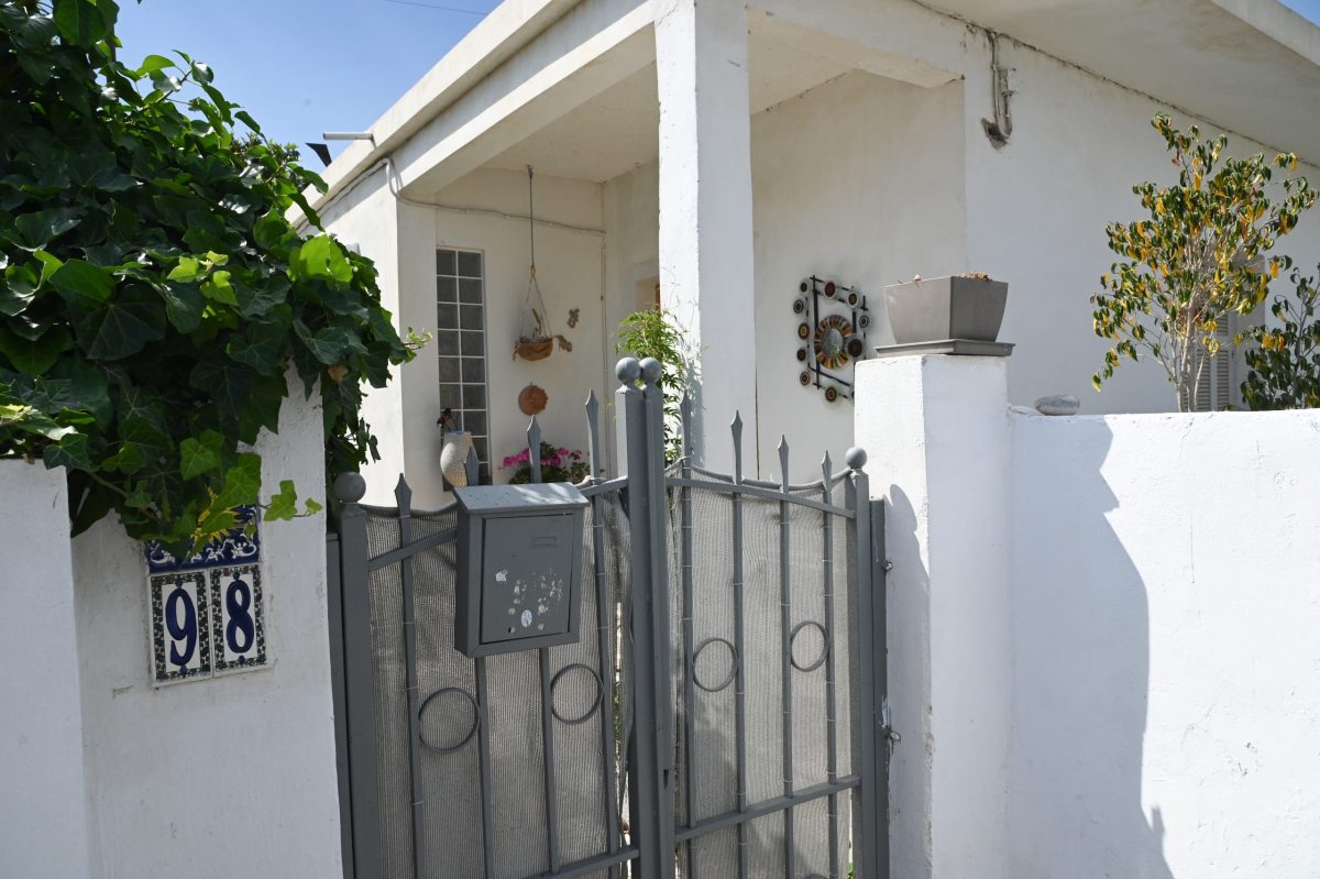 [387569] ΝΕΚΡΟΙ ΕΝΤΟΠΙΣΤΗΚΑΝ ΜΗΤΕΡΑ ΚΑΙ ΓΙΟΣ ΣΤΟ ΣΠΙΤΙ ΤΟΥΣ ΣΤΗΝ ΑΙΓΙΑΛΕΙΑ ΜΕ ΤΡΑΥΜΑΤΑ ΑΠΟ ΑΙΧΜΗΡΟ ΑΝΤΙΚΕΙΜΕΝΟ  (ΑΝΔΡΕΑΣ ΑΛΕΞΟΠΟΥΛΟΣ / EUROKINISSI)