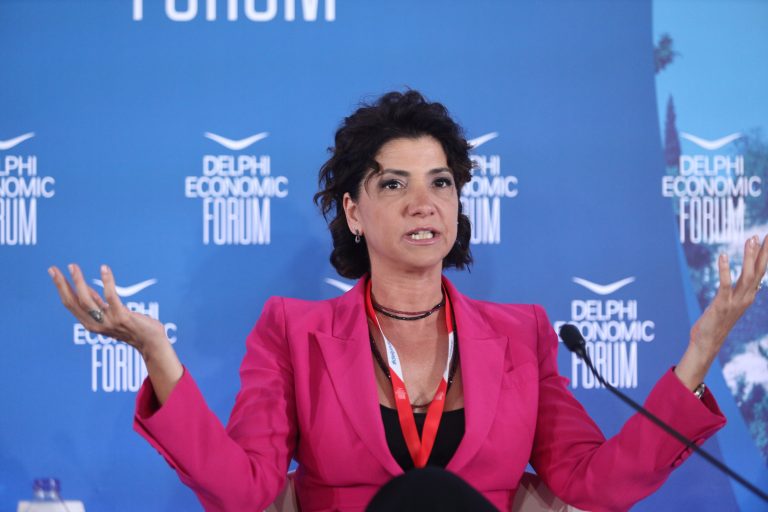 [368740] 9ο ΟΙΚΟΝΟΜΙΚΟ ΦΟΡΟΥΜ ΤΩΝ ΔΕΛΦΩΝ / 3η ΗΜΕΡΑ ΕΡΓΑΣΙΩΝ  (ΓΙΑΝΝΗΣ ΠΑΝΑΓΟΠΟΥΛΟΣ/EUROKINISSI) // ΑΠΑΓΟΡΕΥΕΤΑΙ ΚΑΘΕ ΧΡΗΣΗ ΑΡΧΕΙΟΘΕΤΗΣΗ ΚΑΙ ΔΙΑΝΟΜΗ ΤΗΣ ΦΩΤΟΓΡΑΦΙΑΣ ΑΠΟ ΠΡΑΚΤΟΡΕΙΑ