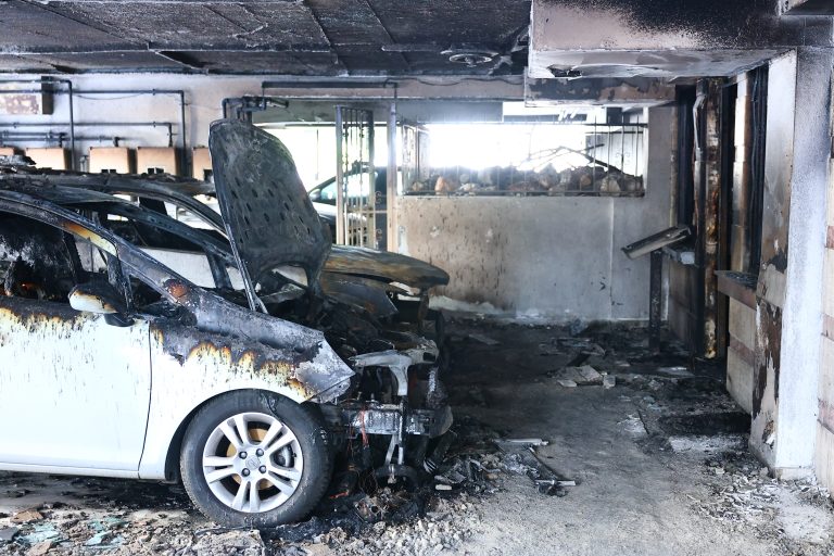 [388103] ΠΥΡΚΑΓΙΑ ΜΕΤΑ ΑΠΟ ΕΠΙΘΕΣΗ ΜΕ ΓΚΑΖΑΚΙΑ ΤΑ ΞΗΜΕΡΩΜΑΤΑ ΤΗΣ ΔΕΥΤΕΡΑΣ ΣΕ ΑΥΤΟΚΙΝΗΤΑ ΣΤΗ ΘΕΣΣΑΛΟΝΙΚΗ ΣΕ ΚΑΤΟΙΚΙΕΣ ΣΤΕΛΕΧΩΝ ΤΗΣ ΝΕΑΣ ΔΗΜΟΚΡΑΤΙΑΣ  (ΡΑΦΑΗΛ ΓΕΩΡΓΙΑΔΗΣ / EUROKINISSI)