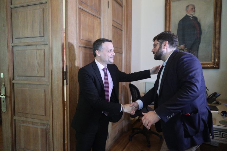 [374780] ΣΥΝΑΝΤΗΣΗ ΤΟΥ ΠΡΟΕΔΡΟΥ ΤΟΥ ΣΥΡΙΖΑ-ΠΣ ΣΩΚΡΑΤΗ ΦΑΜΕΛΛΟΥ ΜΕ ΤΟΝ ΔΗΜΑΡΧΟ ΑΘΗΝΑΙΩΝ ΧΑΡΗ ΔΟΥΚΑ (ΓΙΑΝΝΗΣ ΠΑΝΑΓΟΠΟΥΛΟΣ/EUROKINISSI)