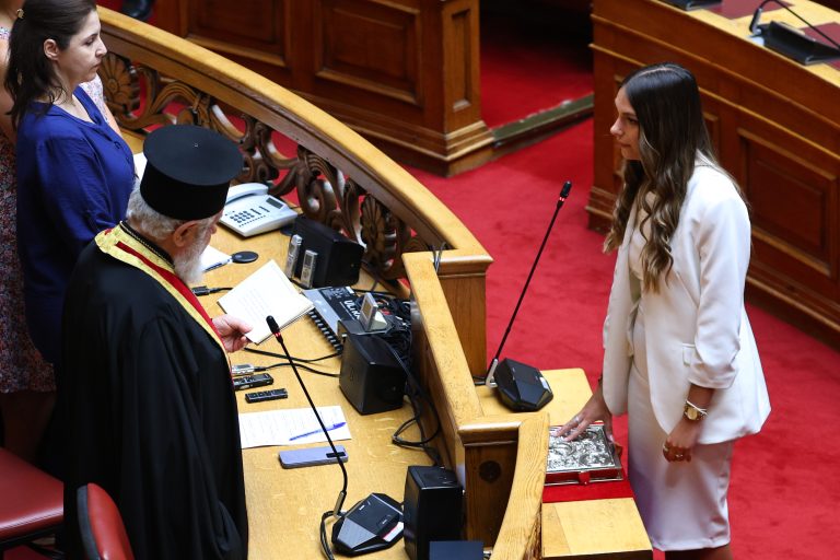 [388410] ΟΡΚΩΜΟΣΙΑ ΤΗΣ ΒΟΥΛΕΥΤΟΥ ΜΥΡΤΩΣ ΚΟΡΟΒΕΣΗ ΣΤΗ ΘΕΣΗ ΤΟΥ ΓΙΩΡΓΟΥ ΚΑΡΑΜΕΡΟΥ ΠΟΥ ΠΑΡΑΙΤΗΘΗΚΕ   (ΓΙΑΝΝΗΣ ΠΑΝΑΓΟΠΟΥΛΟΣ / EUROKINISSI)