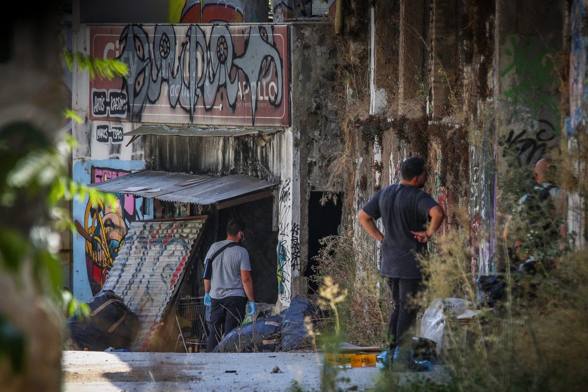[388493]ΕΝΤΟΠΙΣΜΟΣ ΒΑΛΙΤΣΑΣ ΜΕ ΑΝΘΡΩΠΙΝΑ ΜΕΛΗ ΣΕ ΕΓΚΑΤΑΛΕΛΕΙΜΜΕΝΟ ΚΤΗΡΙΟ ΣΤΗΝ ΚΥΨΕΛΗ (ΔΑΝΑΗ ΔΑΥΛΟΠΟΥΛΟΥ/EUROKINISSI)