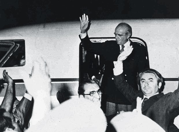 Karamanlis_1974-aeroplano
