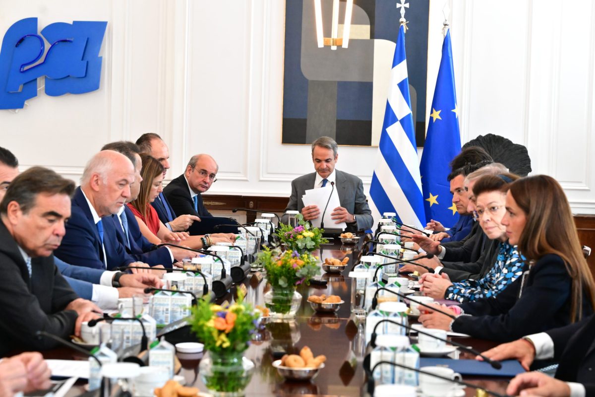 [388721]  ΣΥΝΕΔΡΙΑΣΗ ΤΟΥ ΥΠΟΥΡΓΙΚΟΥ ΣΥΜΒΟΥΛΙΟΥ ΥΠΟ ΤΟΝ ΠΡΩΘΥΠΟΥΡΓΟ ΚΥΡΙΑΚΟ ΜΗΤΣΟΤΑΚΗ   (ΤΑΤΙΑΝΑ ΜΠΟΛΑΡΗ / EUROKINISSI)