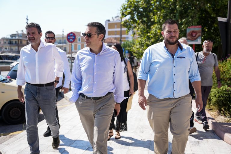 [388364] ΕΠΙΣΚΕΨΗ ΤΟΥ ΠΡΟΕΔΡΟΥ ΤΗΣ ΕΛΛΗΝΙΚΗΣ ΑΡΙΣΤΕΡΗΣ ΣΥΜΠΑΡΑΤΑΞΗΣ ΑΛΕΞΗ ΤΣΙΠΡΑ ΣΤΗ ΛΕΣΒΟ    (ΠΑΝΑΓΙΩΤΗΣ ΜΠΑΛΑΣΚΑΣ / EUROKINISSI)