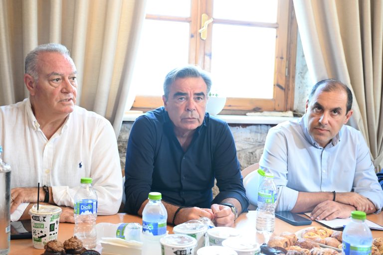 ΣΥΣΚΕΨΗ ΣΤΟ ΔΗΜΑΡΧΕΙΟ ΚΑΣΣΑΝΔΡΑΣ ΥΠΟ ΤΟΝ ΥΦΥΠΟΥΡΓΟ ΚΛΙΜΑΤΙΚΗΣ ΚΡΙΣΗΣ ΚΑΙ ΠΟΛΙΤΙΚΗΣ ΠΡΟΣΤΑΣΙΑΣ