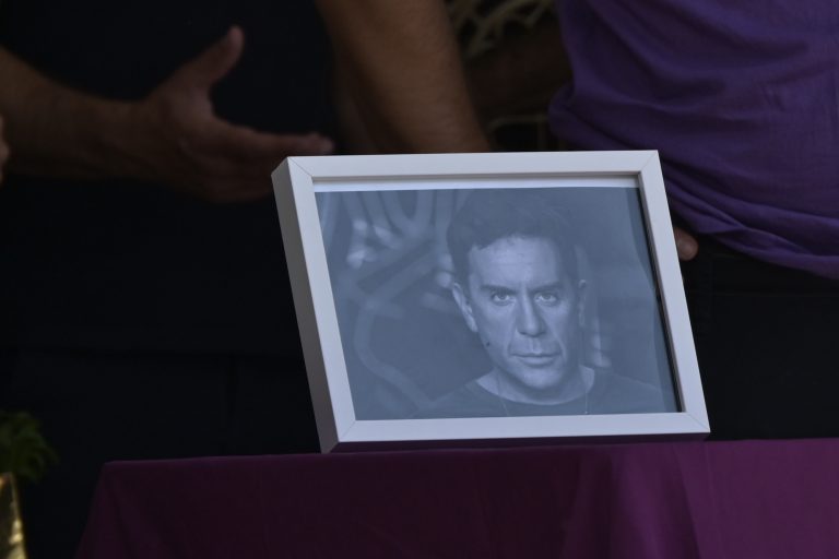 [389546] ΕΞΟΔΙΟΣ ΑΚΟΛΟΥΘΙΑ ΤΟΥ ΤΡΑΓΟΥΔΙΣΤΗ ΓΙΩΡΓΟΥ ΜΑΖΩΝΑΚΗ (ΜΙΧΑΛΗΣ ΠΑΠΑΝΙΚΟΛΑΟΥ / EUROKINISSI)