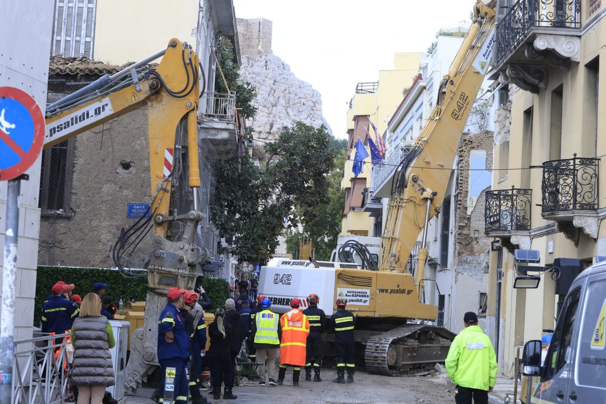 [389796] ΕΚΡΗΞΗ ΣΤΗΝ ΟΔΟ ΛΥΣΙΚΡΑΤΟΥΣ ΣΤΗΝ ΠΛΑΚΑ - ΔΕΥΤΕΡΗ ΜΕΡΑ ΕΡΕΥΝΩΝ ΚΑΙ ΕΠΙΧΕΙΡΗΣΕΩΝ ΣΤΟ ΣΗΜΕΙΟ(ΓΙΩΡΓΟΣ ΚΟΝΤΑΡΙΝΗΣ/EUROKINISSI)