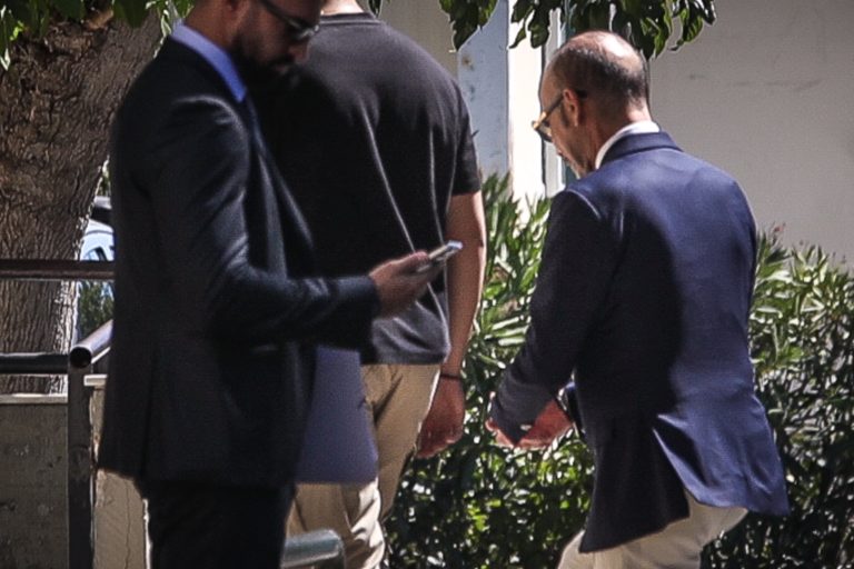 [389478] ΣΤΑ ΔΙΚΑΣΤΗΡΙΑ ΟΔΗΓΟΥΝΤΑΙ ΟΙ ΔΥΟ ΓΙΑΤΡΟΙ ΠΟΥ  ΚΑΤΗΓΟΡΟΥΝΤΑΙ ΓΙΑ ΤΟΝ ΘΑΝΑΤΟ ΤΟΥ ΓΙΩΡΓΟΥ ΜΑΖΩΝΑΚΗ (ΔΑΝΑΗ ΔΑΥΛΟΠΟΥΛΟΥ/EUROKINISSI)