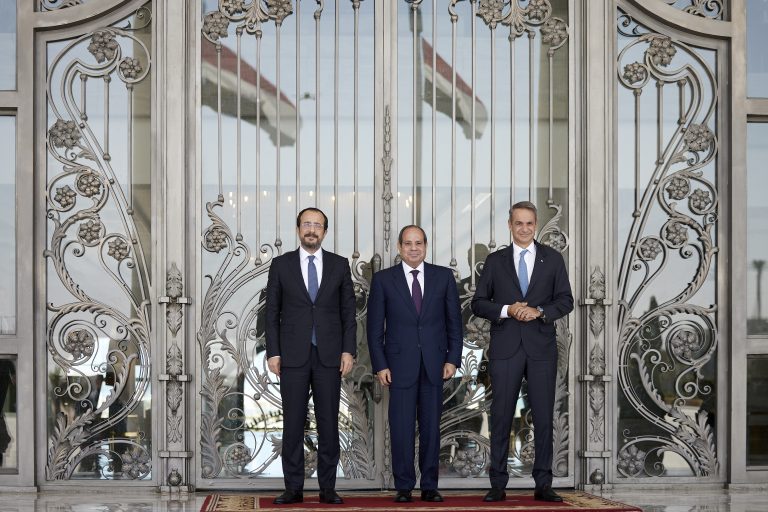 [389403] ΜΕΤΑΒΑΣΗ ΤΟΥ ΠΡΩΘΥΠΟΥΡΓΟΥ ΚΥΡΙΑΚΟΥ ΜΗΤΣΟΤΑΚΗ ΣΤΟ ΕΛ ΑΛΑΜΕΪΝ ΣΤΗΝ ΑΙΓΥΠΤΟ  (ΔΗΜΗΤΡΗΣ ΠΑΠΑΜΗΤΣΟΣ/ Γ.Τ ΠΡΩΘΥΠΟΥΡΓΟΥ/EUROKINISSI)