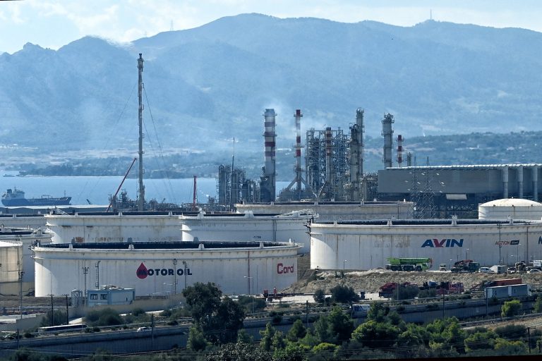 [390174] ΣΤΟ ΝΟΣΟΚΟΜΕΙΟ ΜΕΤΑΦΕΡΘΗΚΑΝ ΜΕΤΑ ΑΠΟ ΕΡΓΑΤΙΚΟ ΑΤΥΧΗΜΑ ΟΙ ΕΡΓΑΤΕΣ ΤΗΣ MOTOR OIL(ΒΑΣΙΛΗΣ ΨΩΜΑΣ/EUROKINISSI)