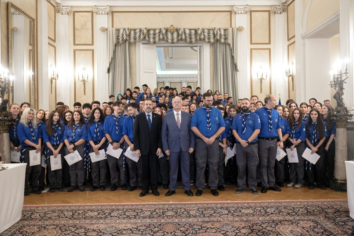 [390180] Ο ΠτΔ ΚΩΝΣΤΑΝΤΙΝΟΣ ΤΑΣΟΥΛΑΣ ΑΠΟΝΕΜΕΙ ΤΑ ΔΙΑΚΡΙΤΙΚΑ ΣΕ ΝΕΟΥΣ ΚΑΙ ΝΕΕΣ ΠΡΟΣΚΟΠΟΥΣ ΣΤΗ ΤΕΛΕΤΗ ΟΝΟΜΑΣΙΑΣ ΠΡΟΣΚΟΠΩΝ ΕΘΝΟΥΣ (ΔΗΜΗΤΡΑ ΚΟΥΤΡΑ / TOKLIK.GR / EUROKINISSI)